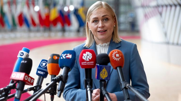 ulkoministeri Elina Valtonen haastattelussa monien mikrofonien edessä