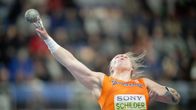 Kulstötare i orangefärgad dräkt stöter kula.