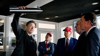 Elon Musk esittelee ohjauskeskusta Donald Trumpille ennen SpaceX Starship -raketin kuudennen koelennon laukaisua.