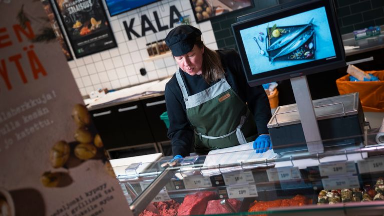Sellon Prisman lihakauppias mittaa lihojen lämpötilaa lihatiskin takana. 