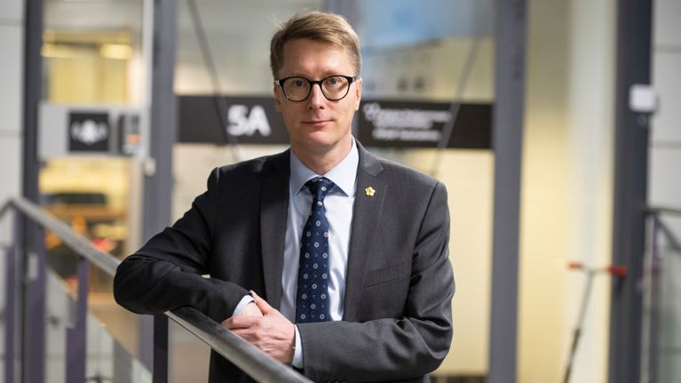 Ilkka Luoma nojaa kaiteeseen.