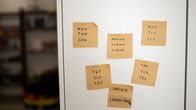 Jääkaapin oveen on kiinnitetty post it -lappuja, joissa on persoonapronomineja koltansaameksi. 