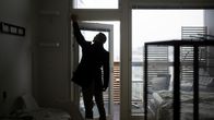 Veijo Nurminen laskee sälekaihtimia omistamassaan Airbnb-asunnossa, joka oli vieraiden toimesta tuhottu.