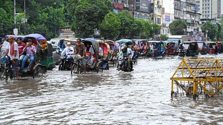 Översvämmade gator i Dhaka Bangladesh.