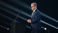 Suomen pääministeri Petteri Orpo pitämässä puhettaan Puolan Gdańskissa 25. kesäkuuta 2026.