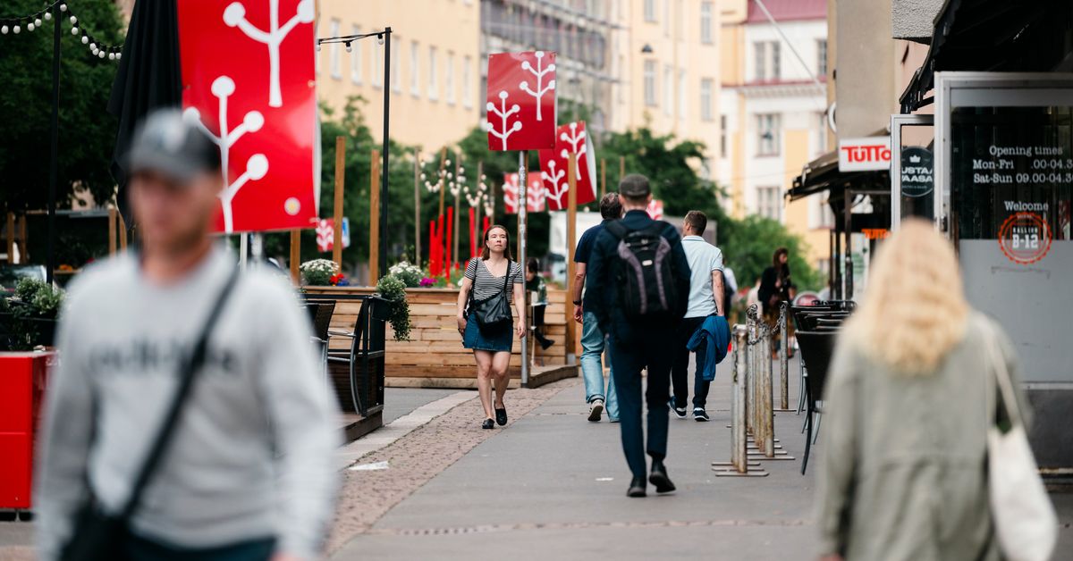 Varastetun lonkeron kauppiaat kiertävät terasseja Helsingissä – nyt tarjolla on myös partakoneita ja aurinkolaseja