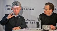 Pål Jonson och Ulf Kristersson står vid podiet under en presskonferens.