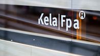 Kelan logo Itäkeskuksen toimipisteen ikkunassa. 