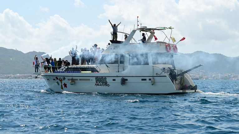 En båt som hör till Global Sumud Flotilla utanför Turkiet.