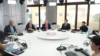 Friedrich Merz, Keir Starmer, Donald Trump, Emmanuel Macron, Volodymyr Zelenskyi ja Sanae Takaichi istuvat pyörenpöydän äärellä. 