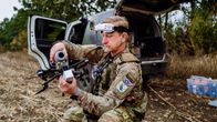 Valentin, 37 vuotta, valmistelee FPV-droonia lentoon Donestkin alueella.