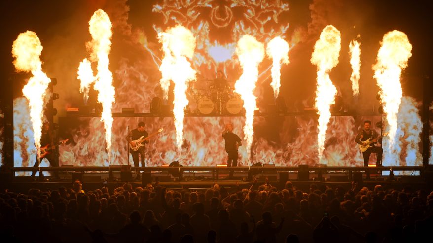 Lorna Shore keikalla Helsingin jäähallissa. Kuvassa näkyy yhtye, pyroja ja yleisö.