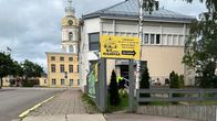 Haminan vanha poliisiasema takaa päin kuvattuna ja Raatihuone sen taustalla.