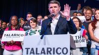 En man står vid ett podium med texten ”Talarico for Texas”, omgiven av personer och skyltar.