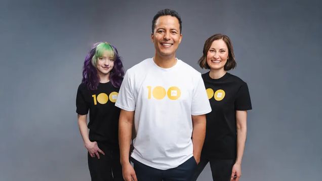 Mies ja kaksi naista, joilla on päällään Yle 100 t-paita.