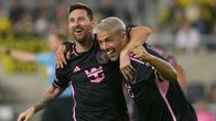 Lionel Messi (vas.) laukoi kaksi maalia ja Luis Suarez yhden maalin, kun Miami varmisti torstaina MLS:n runkosarjan voiton kaatamalla Columbuksen. 