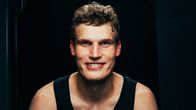 Lauri Markkanen poseeraa kameralle.
