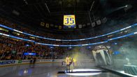 Pekka Rinne seuraa perheensä kanssa, kun hänen paitansa nostetaan kattoon Nashvillessä.