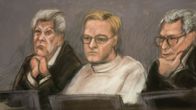Oikeussalipiirros Marius Borg Høibysta asianajajiensa kanssa.