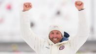Emil Iversen jublar på prispallen i OS 2026.