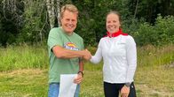 Glenn Lindholm och Krista Pärmäkoski skakar hand.