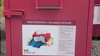 Viininpunainen Rosk’n Roll-yhtiön keräysastia poistotekstiileille.