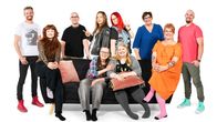 Sohvaperunat-ohjelman henkilöitä kerääntyneinä iloisen näköisesti hymyillen sohvan ympärille.
