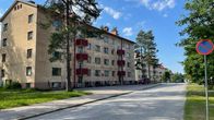 Kajaanin Otanmäen kylän pääkatu ja sen kerrostalot.