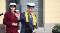 Presidentti Niinistö sai Ylioppilaskunnan Laulajilta kaulahuivin vappuna 2015.
