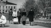 Ihmisiä puistossa Porissa vuonna 1945.