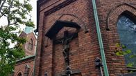 Detalj ur exteriören på Sankt Henriks katedral, en byggnad i rött tegel, nygotisk stil.