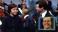 Kapellimestari Sakari Oramo katsoo Arto Nyberg -ohjelmassa 2005 otetta itsestään Viuluviikarit musiikkimaassa -ohjelmassa 1979