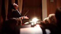 Sakari Oramo johtaa Radion sinfoniaorkesteria tv-studiossa