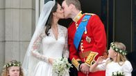 Vastavihityt herttuatar Catherine ja prinssi William suutelevat Buckinghamin palatsin parvekkeella.