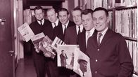 Sävelradion toimittajat Ylermi Kosonen, Raimo Henriksson, Sten  Ducander, Jarmo Korhonen, Oras Pikkarainen ja Erkki Melakoski rivissä.