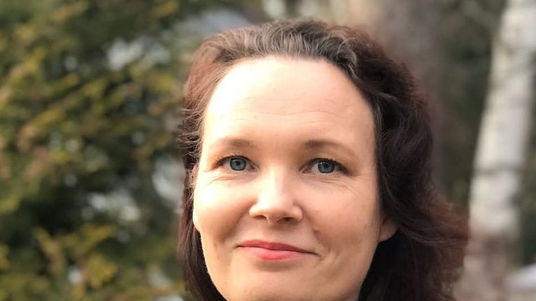 Nainen lähikuvassa ulkona