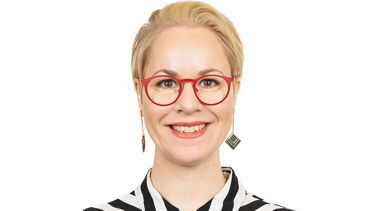 Kansanedustaja Hanna Sarkkinen (vas) eduskunnassa Helsingissä 11. huhtikuuta 2023. 