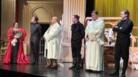 Kuusi Tosca-oopperan esiintyjää teatterin lavalla Vaasassa.