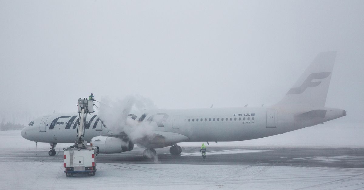 Tuesday's papers: Parliament returns, Tor drug case begins, snow cancels flights