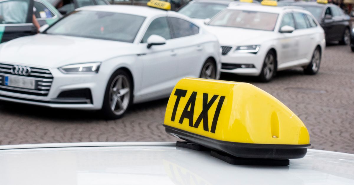 Monday's papers: Gov't in crisis, foreign ministry tensions, taxi scam warning