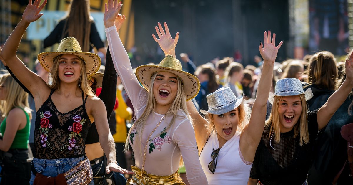 Juhliva Ruisrock valokuvissa: rakkautta, riemua ja sateen jälkeen ...
