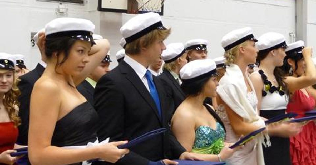 Rain dampens graduation festivities | Yle