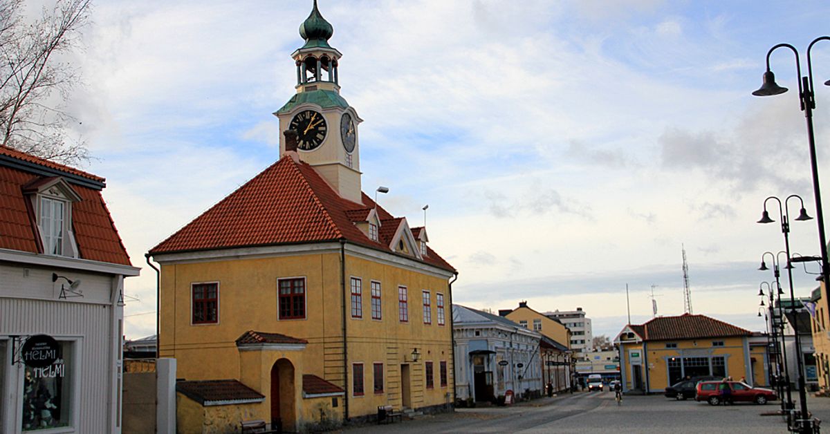 ls-kaupunkijuna-puksuttaa-kes-ll-raumalla-l-ht-paikka-kauppatorille