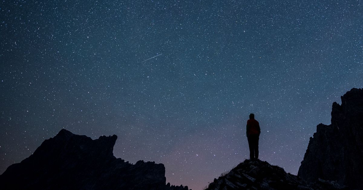 Näyttävä meteorinäytös luvassa – näin saat Perseideistä eniten irti | Yle