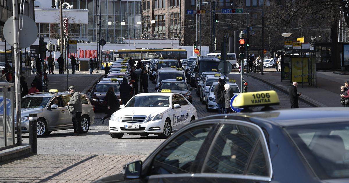 Taxi drivers' demo shuts down central Helsinki