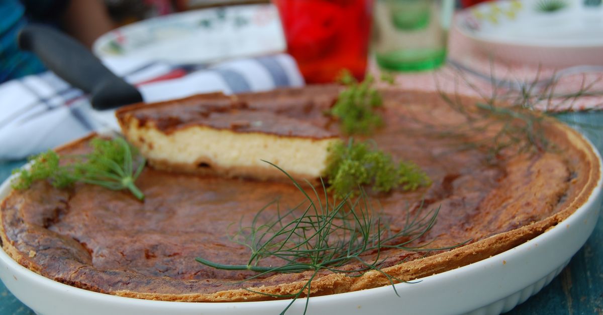 Paahdetuilla seesaminsiemenillä maustettu västerbotten-piirakka ...