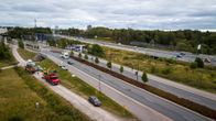 Espoossa asennetaan tolppia jotta liito-oravat pääsevät Länsiväylän yli