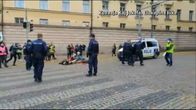 Elokapina-mielenosoittajien kuvaa poliisin voimankäytöstä Kaisaniemessä lauantaina