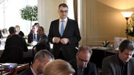 Pääministeri Juha Sipilä politiikan toimittajien lounastilaisuudessa virka-asunnollaan Kesärannassa.