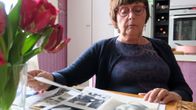 Leena-Riitta Salminen katsoo vanhoja valokuvia